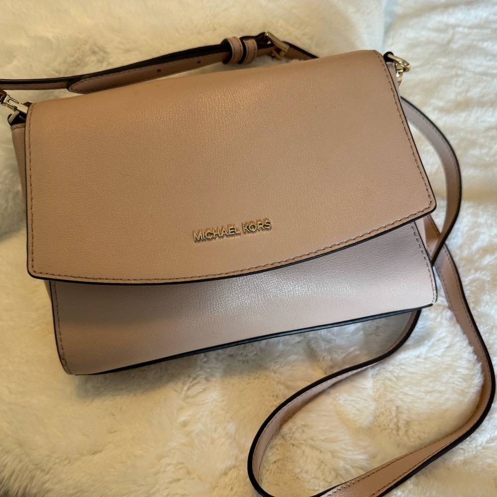 Michael Kors crossbody bag. Very good condition.